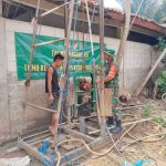 Sumur Bor TMMD 125 Hadirkan Harapan Baru, Babinsa Mustikasari Dampingi Pemasangan Mesin Satelit di Pasewakan