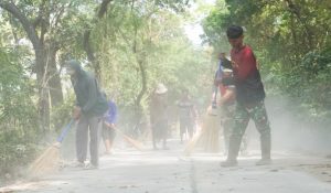 Semangat Kebersamaan, Warga Soko dan Satgas TMMD Bojonegoro Bersatu dalam Kerja Bakti