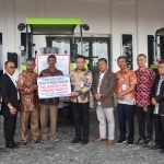 Bupati Humbahas Serahkan 2 Unit Traktor Roda Crawler Kepada Kelompok Tani