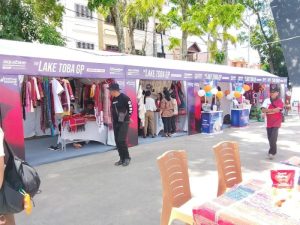 Penonton Ramaikan Tenda UMKM di Event F1H2O World Champhionship International di Toba