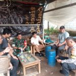 Sinergi TNI-Polri Perkuat Kamtibmas, Babinsa dan Babinkamtibmas Gelar Komsos di Padurenan