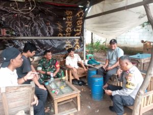 Sinergi TNI-Polri Perkuat Kamtibmas, Babinsa dan Babinkamtibmas Gelar Komsos di Padurenan