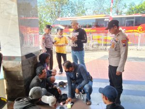 Polsek Waru Tangkap Empat Calo Penumpang di Terminal Purabaya Bungurasih Sidoarjo