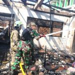 Sigap Babinsa Mampang Prapatan Padamkan Kebakaran