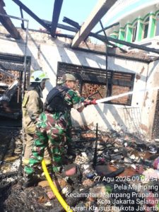 Sigap Babinsa Mampang Prapatan Padamkan Kebakaran