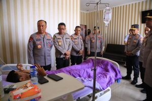 Wakapolri Tinjau Pasien Korban Unjuk Rasa di RS Bhayangkara Pusdokkes Polri
