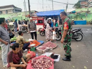 Babinsa Duren Jaya Himbau Pedagang Patuhi Aturan Waktu Jualan dan Jaga Kebersihan Pasar Baru Kota Bekasi