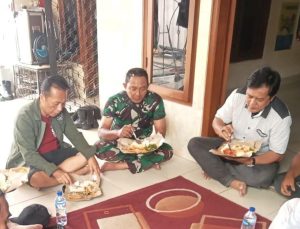 Guyub dan Rukun Makan Bersama, Babinsa Bintarajaya Jalin Kedekatan dengan Warga