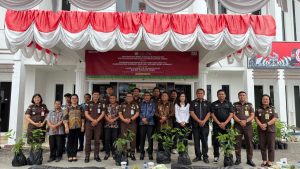 Dalam Rangka Hari Lahir Kejaksaan RI Ke-80 Kejaksaan Negeri Kabupaten Toba Bagikan 2.000 Bibit Tanaman Produktif