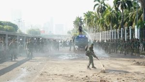 Aksi Gerak Cepat Prajurit Kodam Jaya Bersihkan Jalur Umum Strategis Untuk Kenyamanan Warga