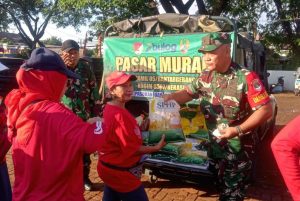 Bantu Ringankan Beban Warga, Koramil 05/Bantargebang Gelar Gerakan Pangan Murah di Padurenan