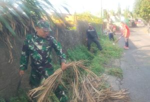 Guyub dan Kompak, Babinsa Jatiasih Bersama Warga Bergotong Royong Bersihkan Lingkungan