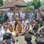 Dandim 0507/Bekasi Dampingi Wali Kota Serap Aspirasi Massa Aksi di Depan DPRD