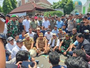 Dandim 0507/Bekasi Dampingi Wali Kota Serap Aspirasi Massa Aksi di Depan DPRD