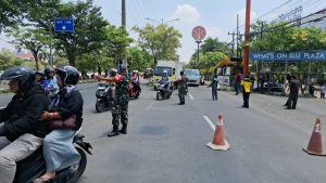 Personel Koramil 03/Teluk Pucung Kawal Aksi Unjuk Rasa di DPRD, Pastikan Tertib dan Aman