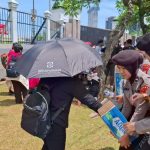 Polwan Polda Metro Bagikan Air Mineral ke Massa Aksi Depan DPR/MPR