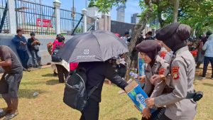 Polwan Polda Metro Bagikan Air Mineral ke Massa Aksi Depan DPR/MPR
