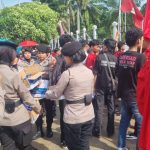 Wujud Simpatik, Polisi Bagikan Air Mineral kepada Massa Aksi di Depan DPR
