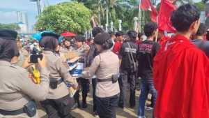 Wujud Simpatik, Polisi Bagikan Air Mineral kepada Massa Aksi di Depan DPR