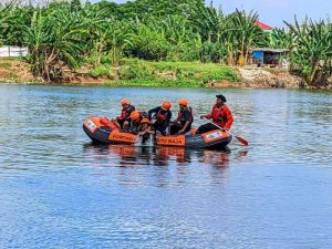 Babinsa Kalibaru dan BPBD Kota Bekasi Gelar Latihan Tanggap Bencana di Danau Indah