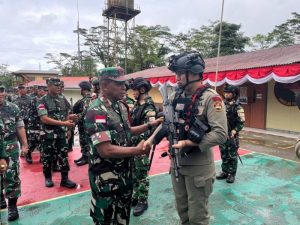 Dandim 1710/Mimika Dampingi Danrem 173/PVB Tinjau Pos Pengamanan di Wilayah Tugas