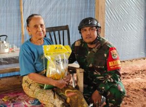 Ringankan Beban Warga, Babinsa Jatiraden Bersama Donatur Gelar Jumat Berkah Bagikan Beras Gratis