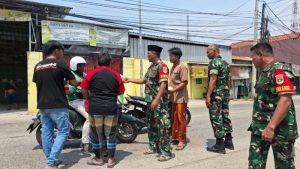 Jumat Berkah, Koramil 03/Telukpucung Bagikan 50 Paket Nasi Bungkus untuk Warga dan Pengguna Jalan