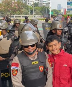Polisi Humanis Jaga Kondusivitas Demo Mahasiswa dan Masyarakat di DPR/MPR