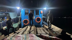 Bakamla RI dan Kementerian Kehutanan Gagalkan Pengangkutan Kayu Ilegal di Batam