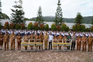 Bupati Humbahas Serahkan Moubiler Baru untuk UPT SMPN 027 Hauagong Pakkat