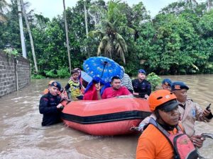 Satbrimob Polda Bali Evakuasi Cepat Warga Terdampak Banjir Bandang di Denpasar dan Jembrana