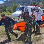 Kodim 1710/Mimika dan Tim Gabungan Evakuasi Korban Helikopter PK-IWS Intan Angkasa