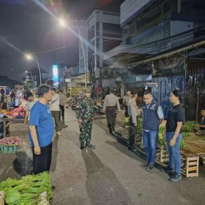 Koramil 01/Tebet, Polsek, Satpol PP dan Warga Gelar Patroli Bersama Jaga Keamanan