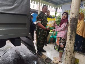 Koramil 03/Telukpucung Salurkan Beras Murah SPHP untuk Ringankan Beban Warga Rawalumbu