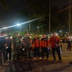 Babinsa dan Ormas Gelar Patroli Malam, Sapa Warga untuk Jaga Kamtibmas