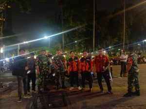 Babinsa dan Ormas Gelar Patroli Malam, Sapa Warga untuk Jaga Kamtibmas