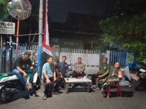 Babinsa Koramil 02/Sawah Besar Gelar Patroli dan Pos Kamling Bersama Tiga Pilar