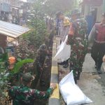 Sambut HUT ke-80 TNI, Babinsa Matraman Gelar Aksi Bersih-Bersih di Pasar Palmeriam