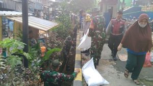 Sambut HUT ke-80 TNI, Babinsa Matraman Gelar Aksi Bersih-Bersih di Pasar Palmeriam