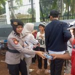 Aksi Damai di DPR: Polisi Bagikan Air Mineral, Dapat Apresiasi Positif dari Massa
