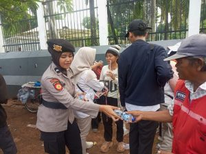 Aksi Damai di DPR: Polisi Bagikan Air Mineral, Dapat Apresiasi Positif dari Massa