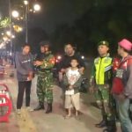 Babinsa Koramil 04/Jatiasih dan Komponen Pendukung Gelar Patroli Malam, Ajak Warga Aktifkan Siskamling