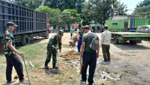 Babinsa Ancol Bersama Warga Gelar Kerja Bakti Cegah DBD di Musim Pancaroba