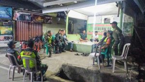 Patroli Malam, Koramil 04/Jatiasih Bersama Tiga Pilar Sambangi Warga Siskamling