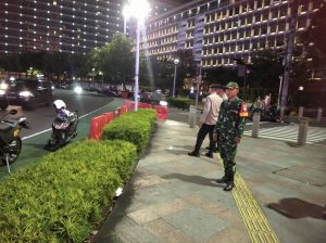 Koramil 01/Menteng Sampaikan Himbauan saat Patroli Malam bersama Tiga Pilar dan Komponen Pendukung