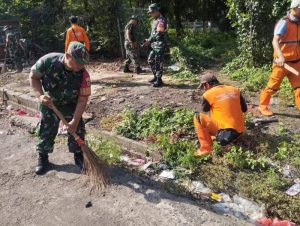 Bakti TNI Bersama PPSU, Wujud Kepedulian pada Kebersihan Lingkungan Pasar Tradisional