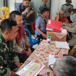 Babinsa Kalibaru Dukung Klarifikasi Lapangan Penilaian Anugerah Gapura Sri Baduga 2025 dengan Inovasi Pupuk Cair Organik