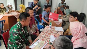 Babinsa Kalibaru Dukung Klarifikasi Lapangan Penilaian Anugerah Gapura Sri Baduga 2025 dengan Inovasi Pupuk Cair Organik