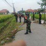Sambut HUT TNI ke-80 Babinsa Koramil 05/Cibitung Gelar Bhakti TNI Prima Karya Bhakti Pembersihan Lingkungan di Sukajaya