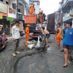 Babinsa Koramil 02/SB Bersinergi dengan Aparatur Wilayah Angkut Sampah dan Bersihkan Selokan
